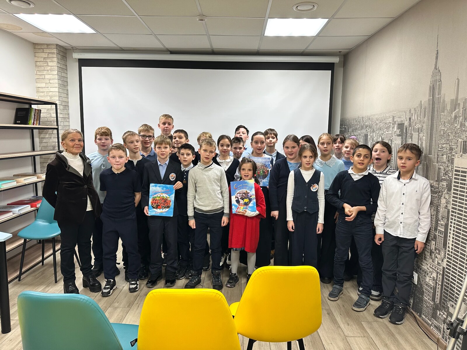 Дети и преподаватель на занятии мастерской